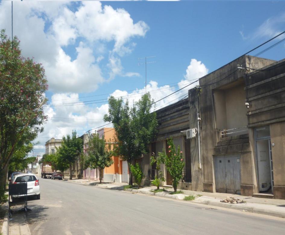 Calle y varias fachadas de viviendas