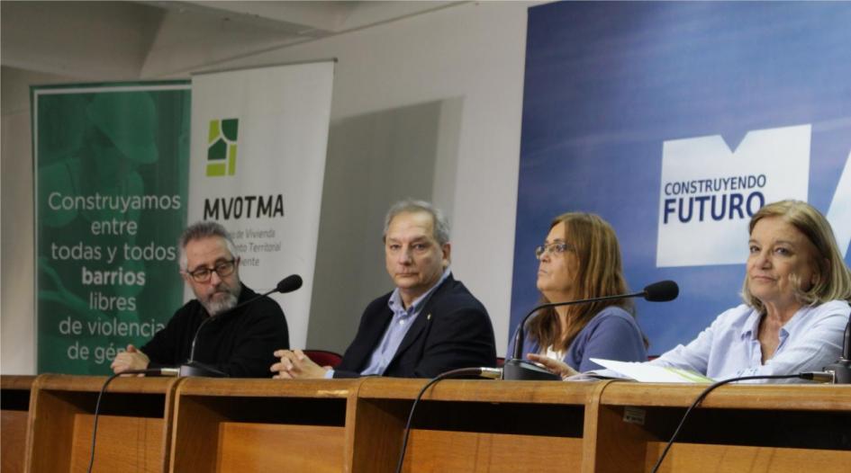 Convenio san antonio Eneida de León junto a autoridades
