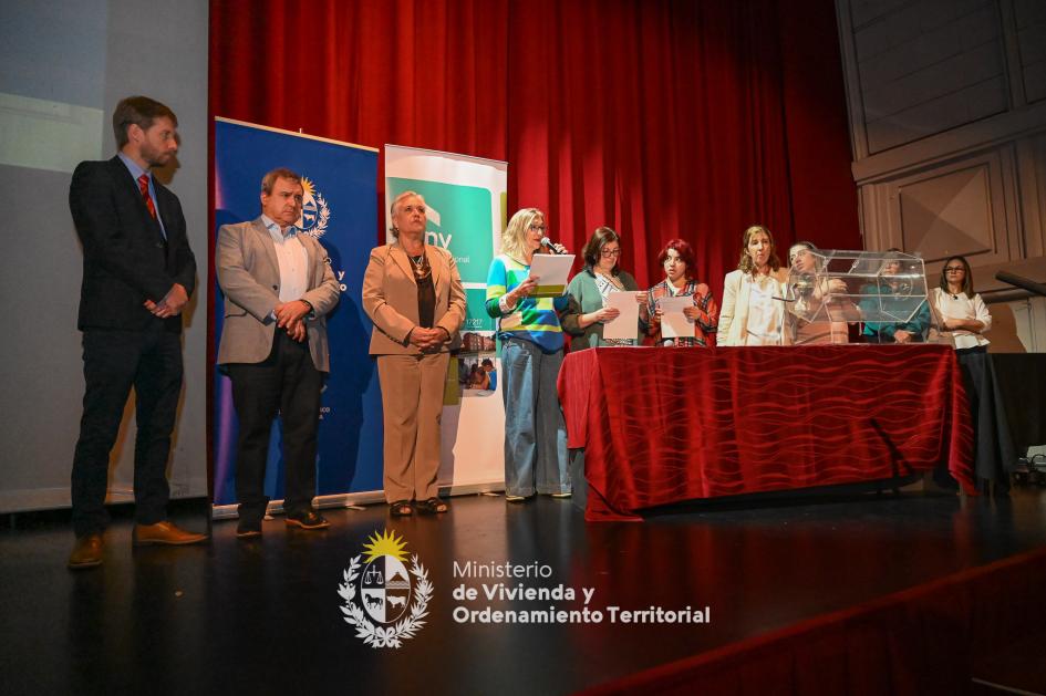 Autoridades en el sorteo del Gasómetro Ministro de Vivienda junto al Presidente de ANV y Vice Presidenta del BHU en el sorteo