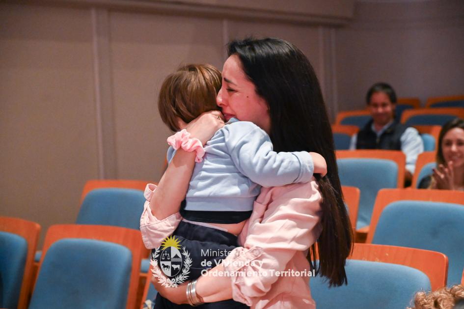 Madre e hijo en el sorteo Madre abrazando a su hijo mientras llora de emoción después de ser seleccionados en el sorteo