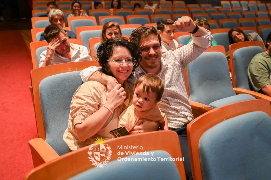 Familia celebrando abrazados y sonrientes al ver que salieron sorteados