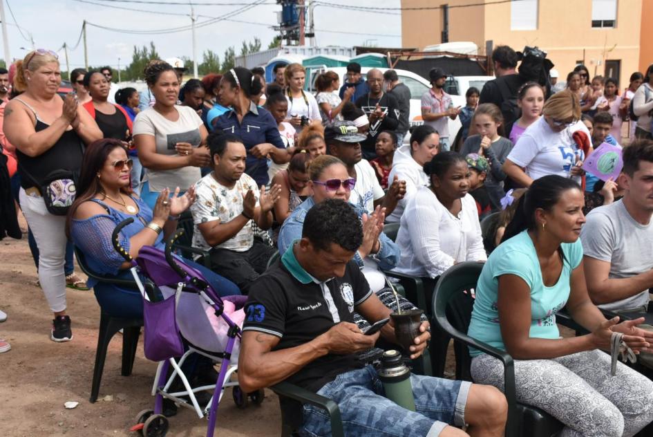 Viviendas casavalle Vecinos sentados en la inauguración de viviendas