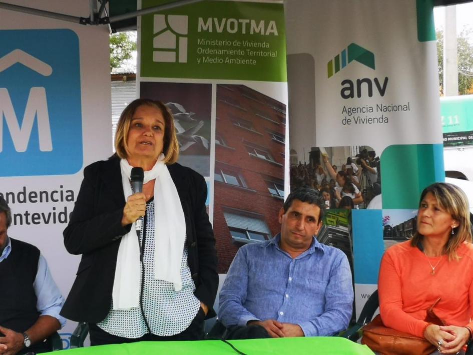 Viviendas casavalle Eneida de León hablando a los participantes