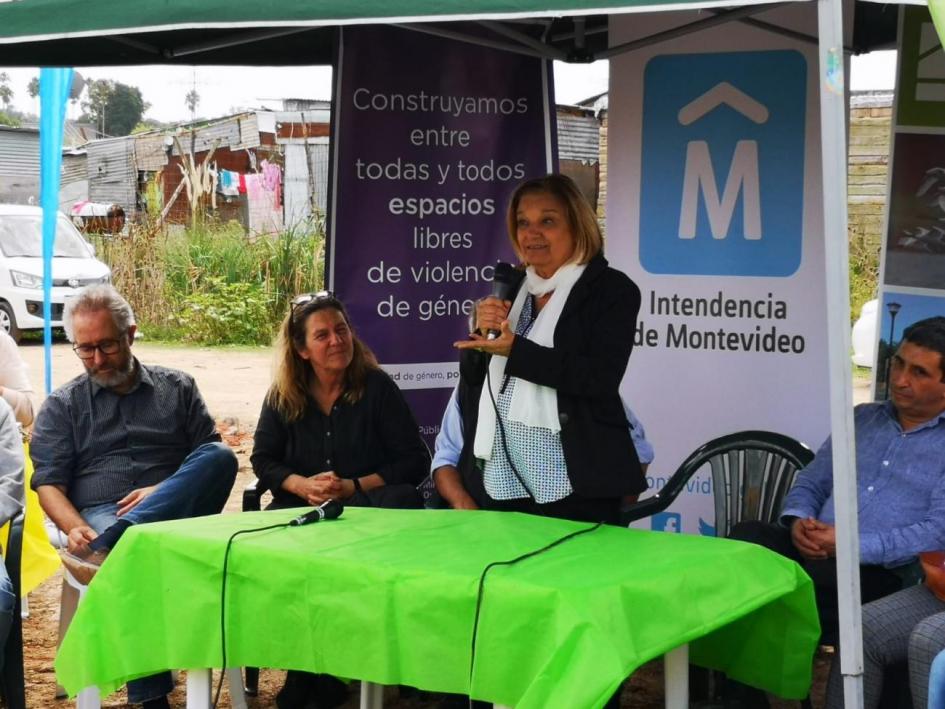 Viviendas casavalle Eneida de León haciendo uso de la palabra