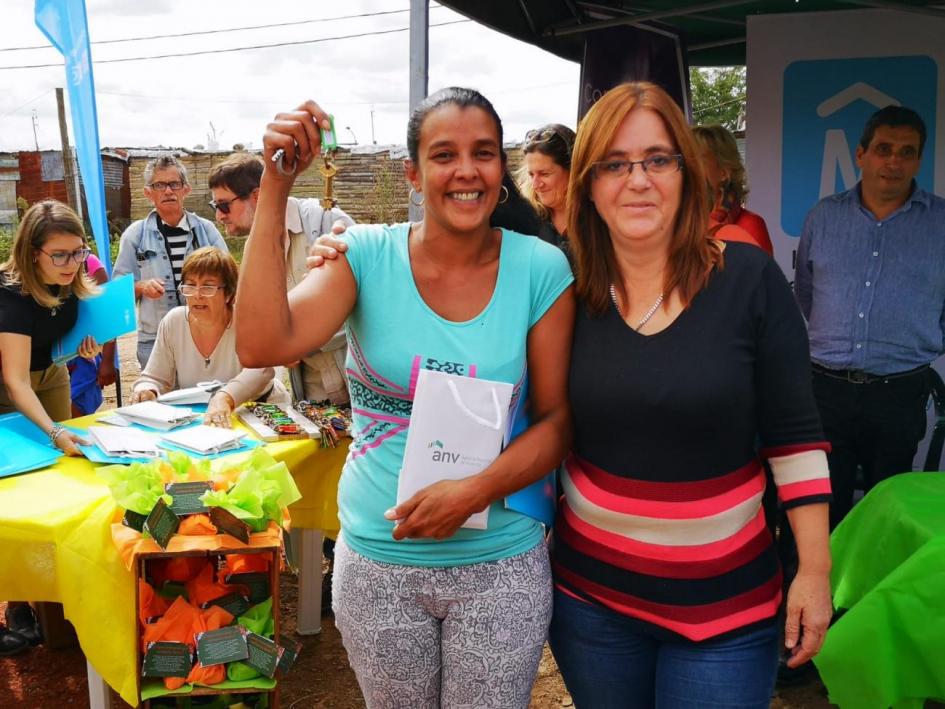 Viviendas casavalle Una beneficiaria con la llave de su vivienda en su mano