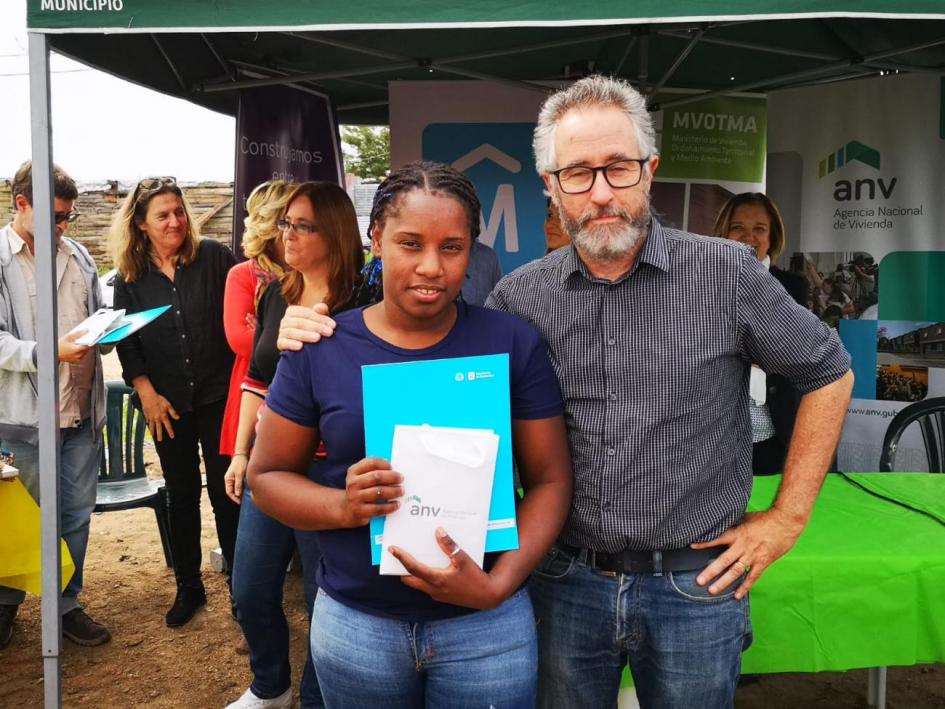 Viviendas casavalle Una mujer recibe las llaves de su vivienda
