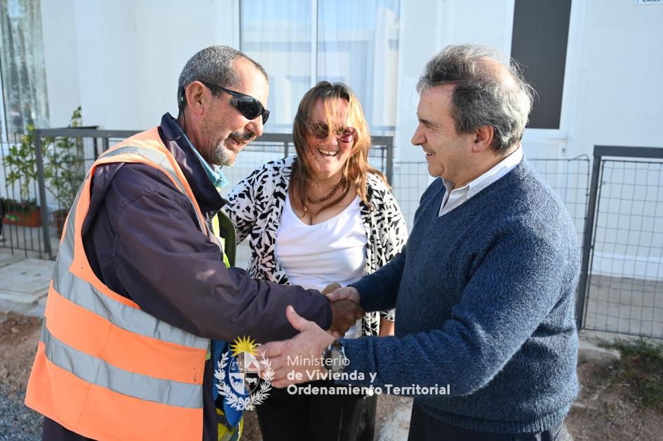 saludo entre Ministro y vecinos saludo entre Ministro y vecinos