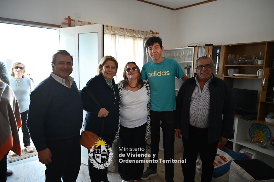 Ministro y vecinos de la nueva cooperativa Ministro y vecinos de la nueva cooperativa
