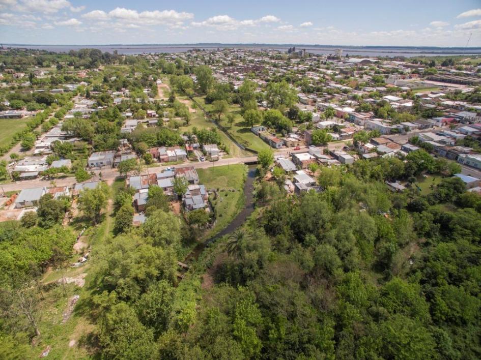 Fray Bentos Foto área de la ciudad de Fray Bentos, que incluye un parte de la ciudad y una de arbolado.