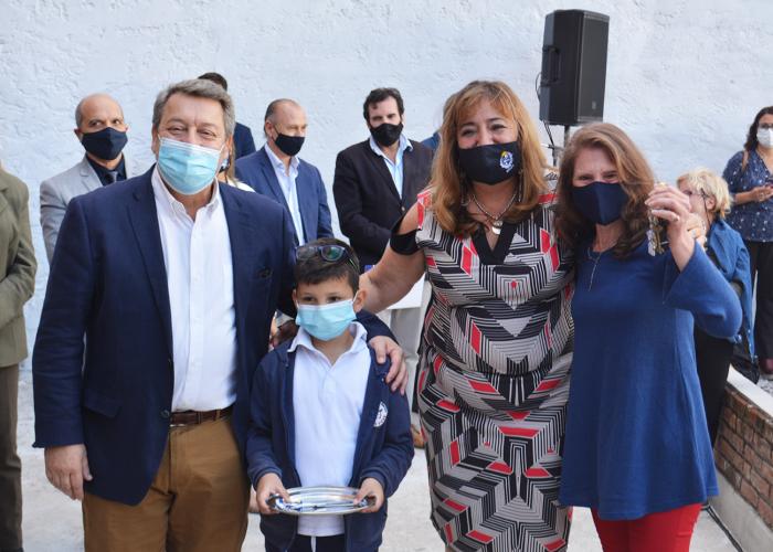 Corte de cinta Minitra de vivienda y presidente del BPS realizan corte de cinta junto a una beneficiaria y un niño