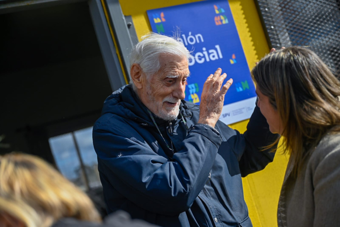 ministra hablando con vecino