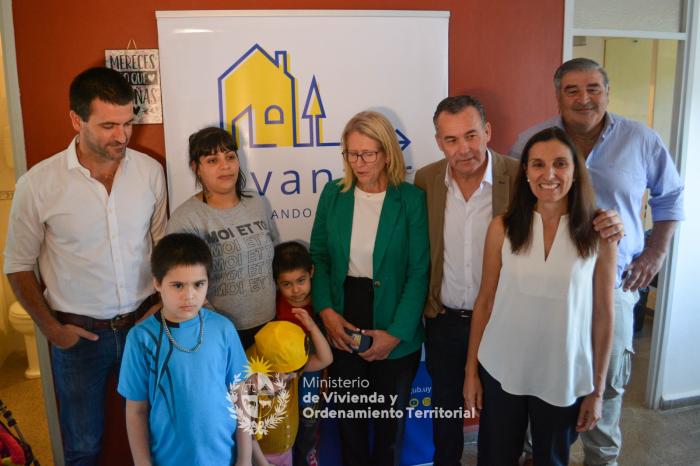 Entrega de vivienda Avanzar / MIDES 