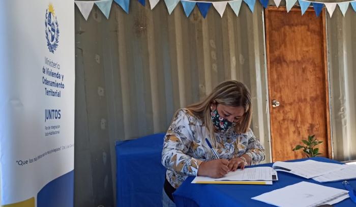 Participante de Rivera en la ceremonia de recepción de su nueva vivienda
