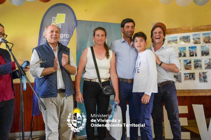 17 familias de Sarandí de Navarro recibieron las llaves de sus nuevos hogares