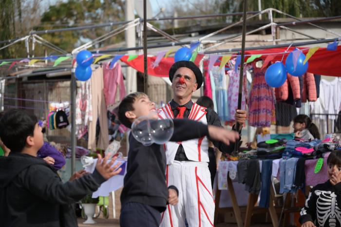 Niño con jugando con burbujas 27 aniversario del Barrio Cotravi