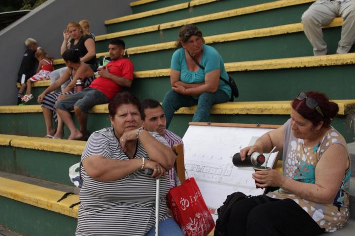 Vecinas y vecinos de Barrio Estadio (Pando Norte) durante la firma del contrato para los inicios de obra