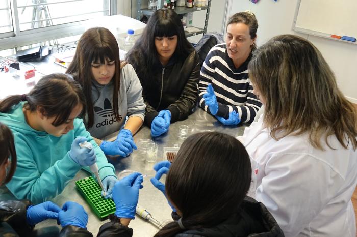 Adolescentes realizando prácticas en Polo Tecnológico de Pando