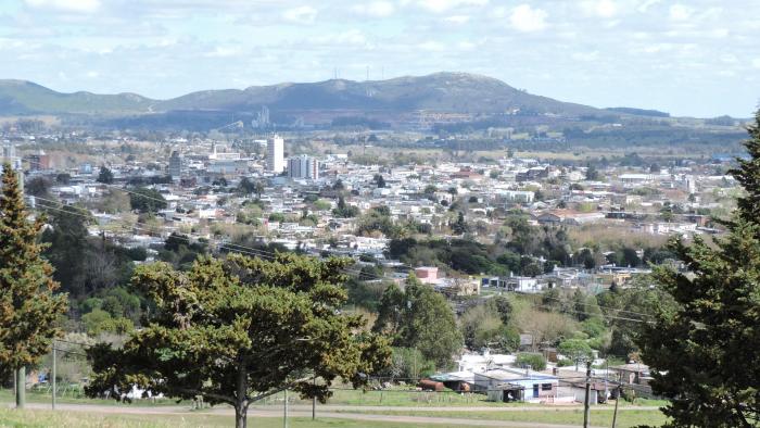 Paisaje general de la ciudad de Minas hacia las sierras.