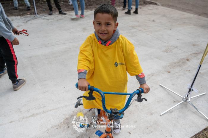 niño en bici