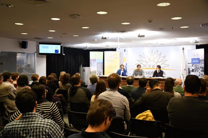 Sala de Torre Ejecutiva con presencia de autoridades del Mvotma, OPP, UNFPA y participantes de diversas instituciones en la presentación de la publicación Sistema de Ciudades y Equipamientos
