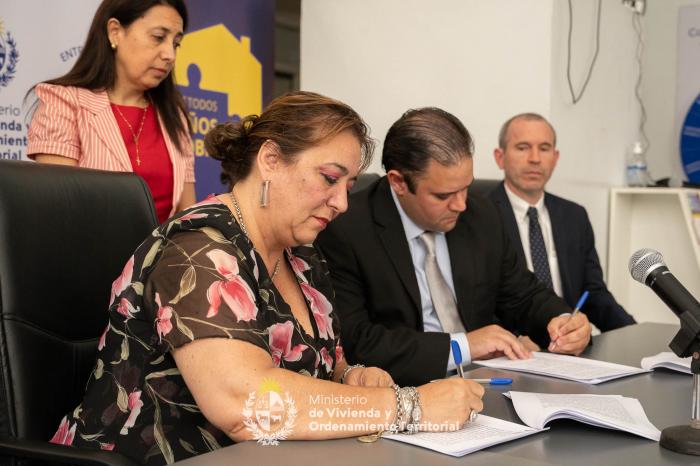 ministra firmando ministra firmando