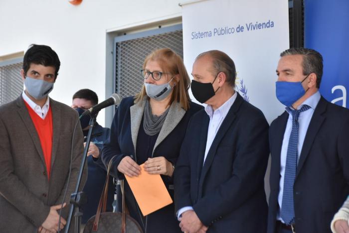 autoridades en inauguración de policlinica