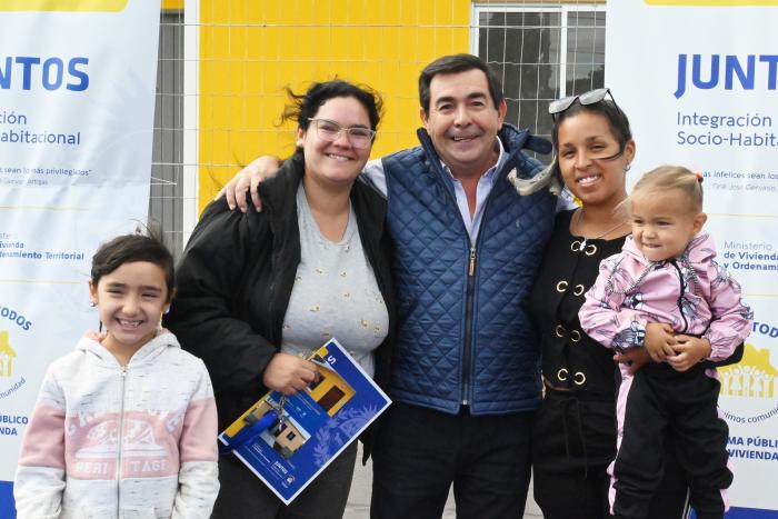 Coordinador general de Juntos Rody Macías con familias participantes de Barros Blancos