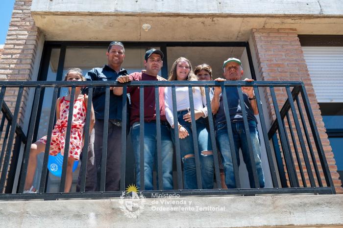 Familias en el balcón de su nueva casa