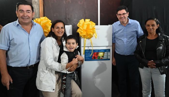Entrega de refrigeradores a familias participantes de Juntos