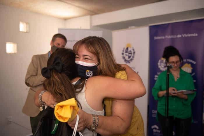 Ministra abrazada de una beneficiaria