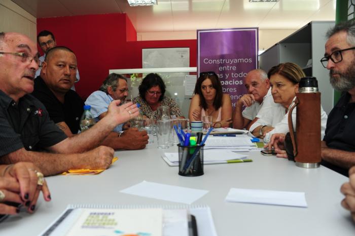 Eneida de leon y funcionarios en una reunión