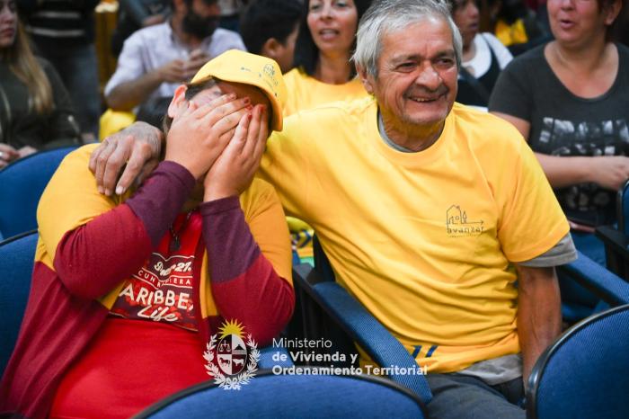 Pareja de nuevos propietarios llorando de la emoción abrazados 