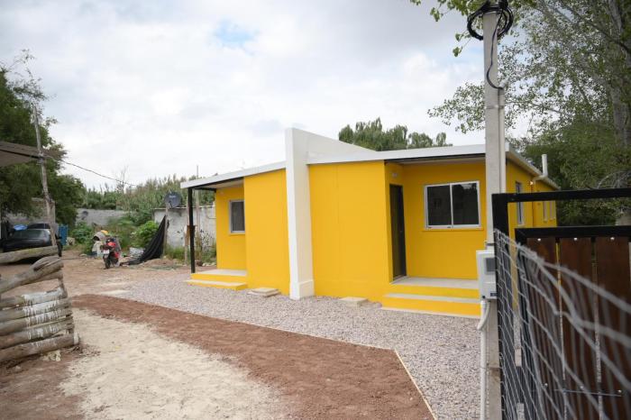Familias de Casavalle celebraron junto a la ministra cairo al recibir la llave de su nuevo hogar