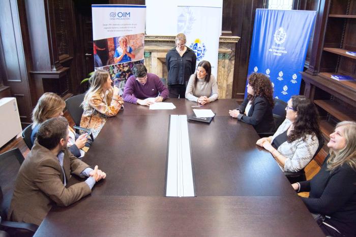 Autoridades de PMB, OIM y Mides y representantes de las organizaciones Autoridades sentadas en una mesa