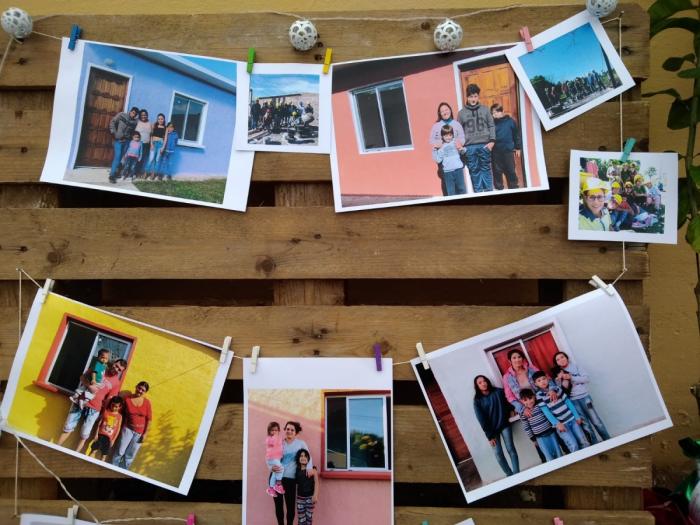 Mural de fotos que ilustra el proceso de participación de las familias de Fray Bentos