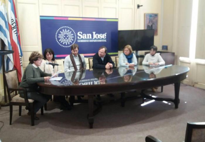 Sala de reuniones en las oficinas de la Intendencia de San José donde el director Nacional de Ordenamiento Territorial José Freitas y el Intendente de San José José Luis Falero, junto a sus respectivos equipos técnicos, firman convenio de cooperación 