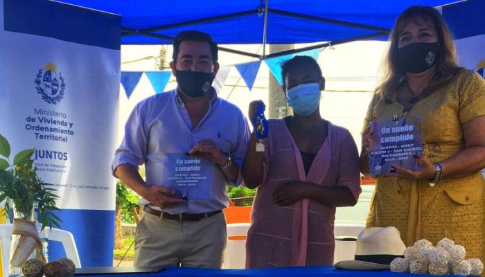 Ministra Irene Moreira y Coordinador del Juntos Rody Macías en entrega de viviendas en Tacuarembó Ministra Irene Moreira y Coordinador del Juntos Rody Macías en entrega de viviendas en Tacuarembó
