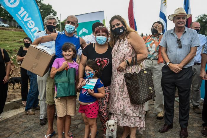 ministra con familia beneficiaria