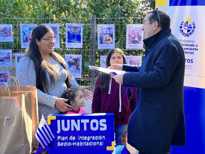 Coordinador General Rody Macías hace entrega de las llaves de la vivienda a una participante