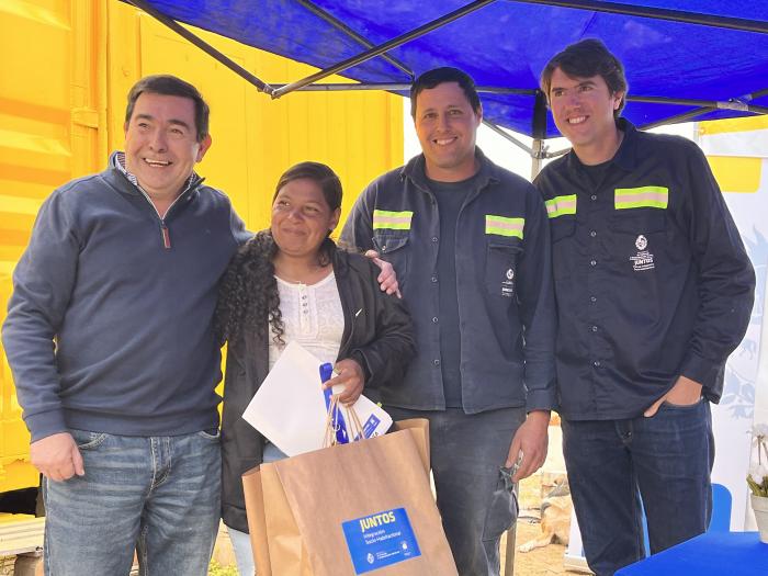 Participante recibe la llave de manos del coord. gral. Macías e integrantes del equipo de territorio