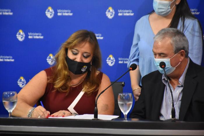 Ministra Irene Moreira firma convenio con Ministerio del Interior