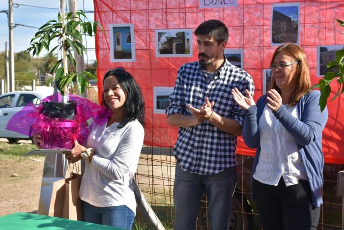 Participante del barrio Los Milagros recibe las llaves de su nueva vivienda