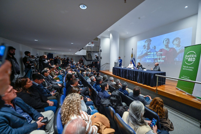 Mevir presenta pueblos en red autoridades de frente a público