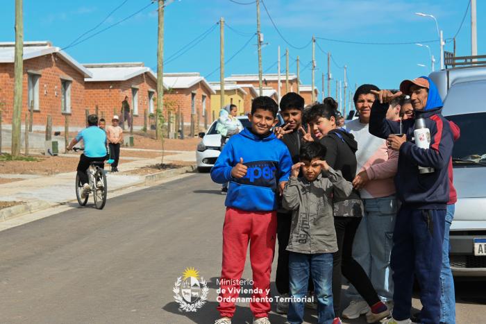 Familia del barrio Cotravi recibiendo llave de su nuevo hogar