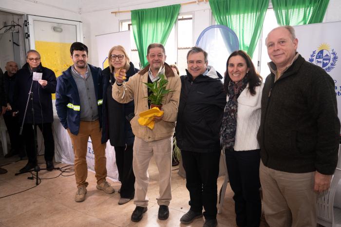 Tercer entrega de viviendas Cotravi Autoridades con vecino levantando la llave de su vivienda