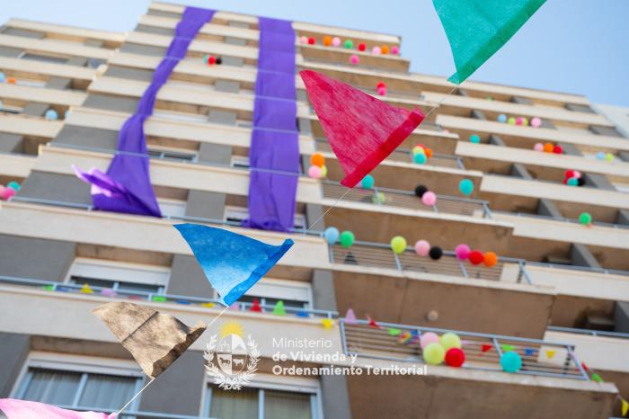 Cooperativa de viviendas con globos atados en los fierros