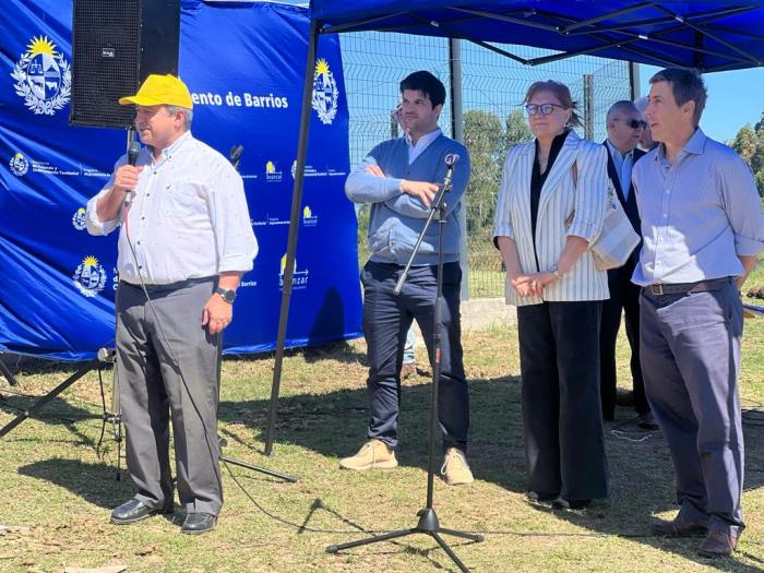Se lanzaron las obras en el Barrio Maracaná Sur. Ministro anunciando obras de Maracaná Sur