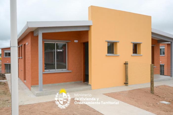 Plan Avanzar entregó 37 viviendas a familias de Melo y Río Branco Plan Avanzar entregó 37 viviendas 