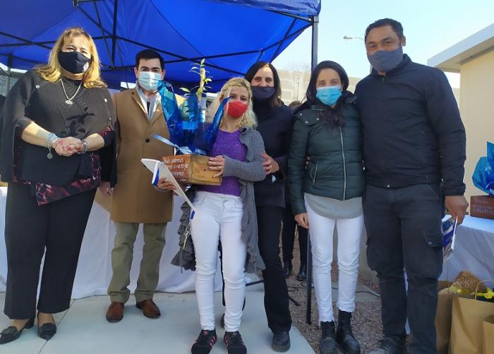 Autoridades ministeriales y equipo técnico de Juntos entrega la llave de su nueva vivienda a una participante del barrio 6 de Diciembre