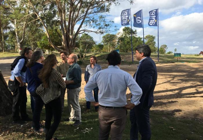 Juan Lacaze Autoridades del Mvotma y del municipio de Juan Lacaze junto a equipos técnicos dialogan antes de comenzar la recorrida por la localidad